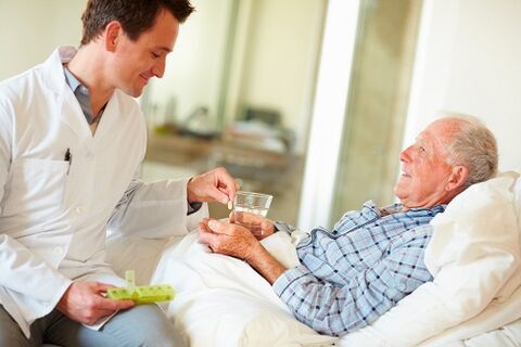 liječnik daje tabletu za prostatitis